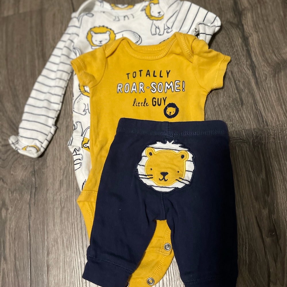 Lion newborn outfit. Gently used. Excellent condition.